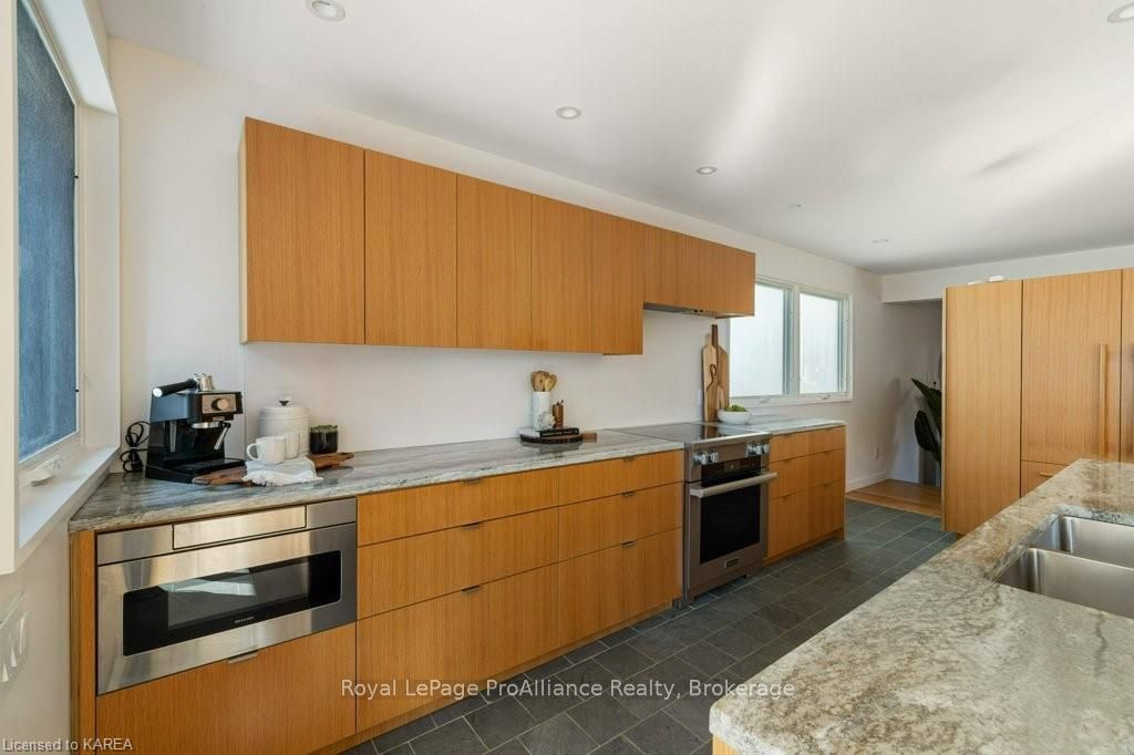 86 LAKESHORE Boulevard