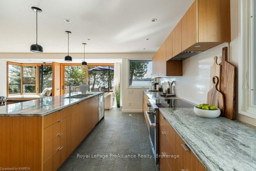 86 LAKESHORE Boulevard