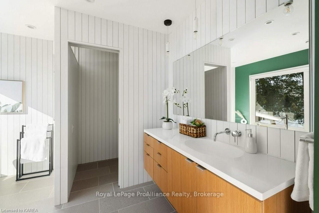 86 LAKESHORE Boulevard