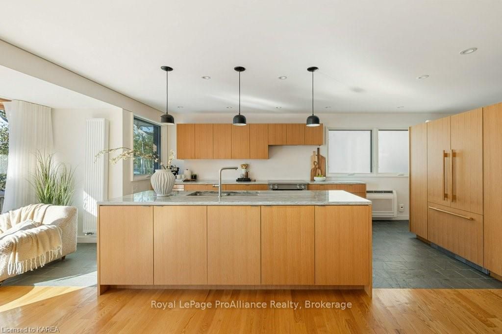 86 LAKESHORE Boulevard