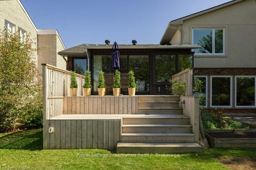 86 LAKESHORE Boulevard