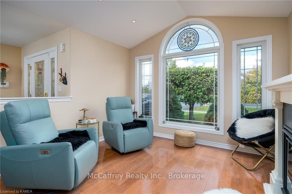 444 BRIDGE Street W