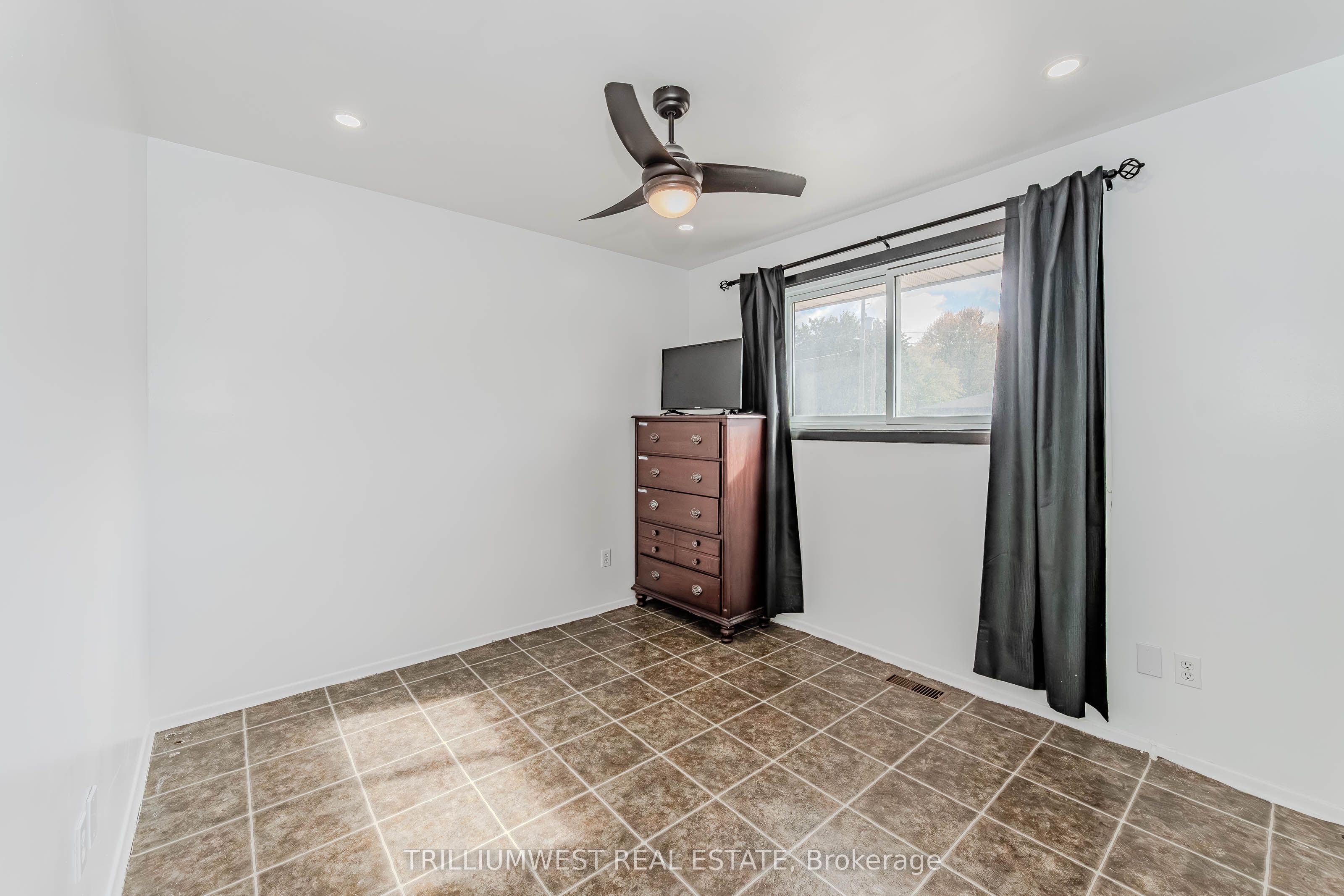 560 Woodlawn Road E
