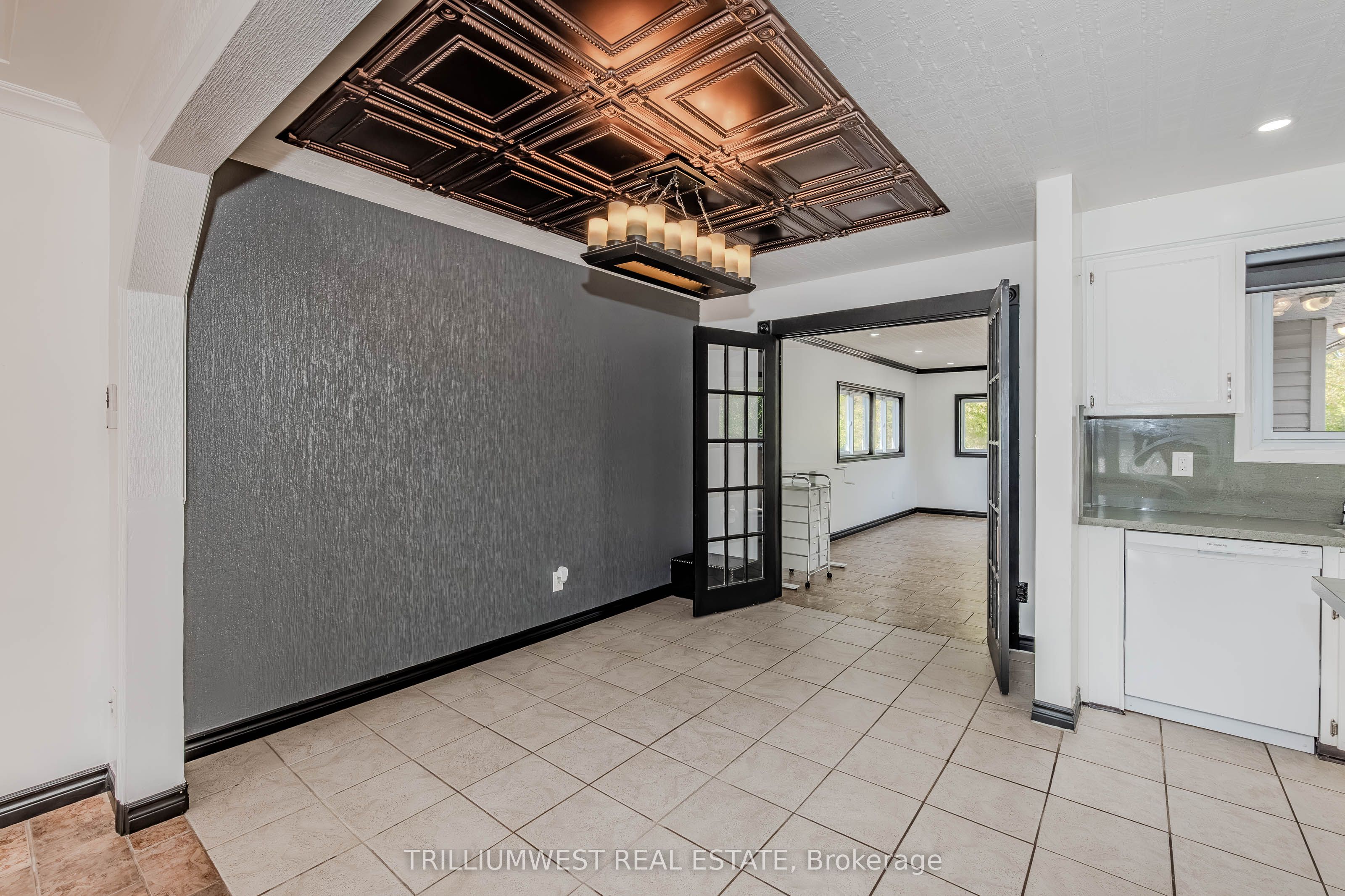 560 Woodlawn Road E