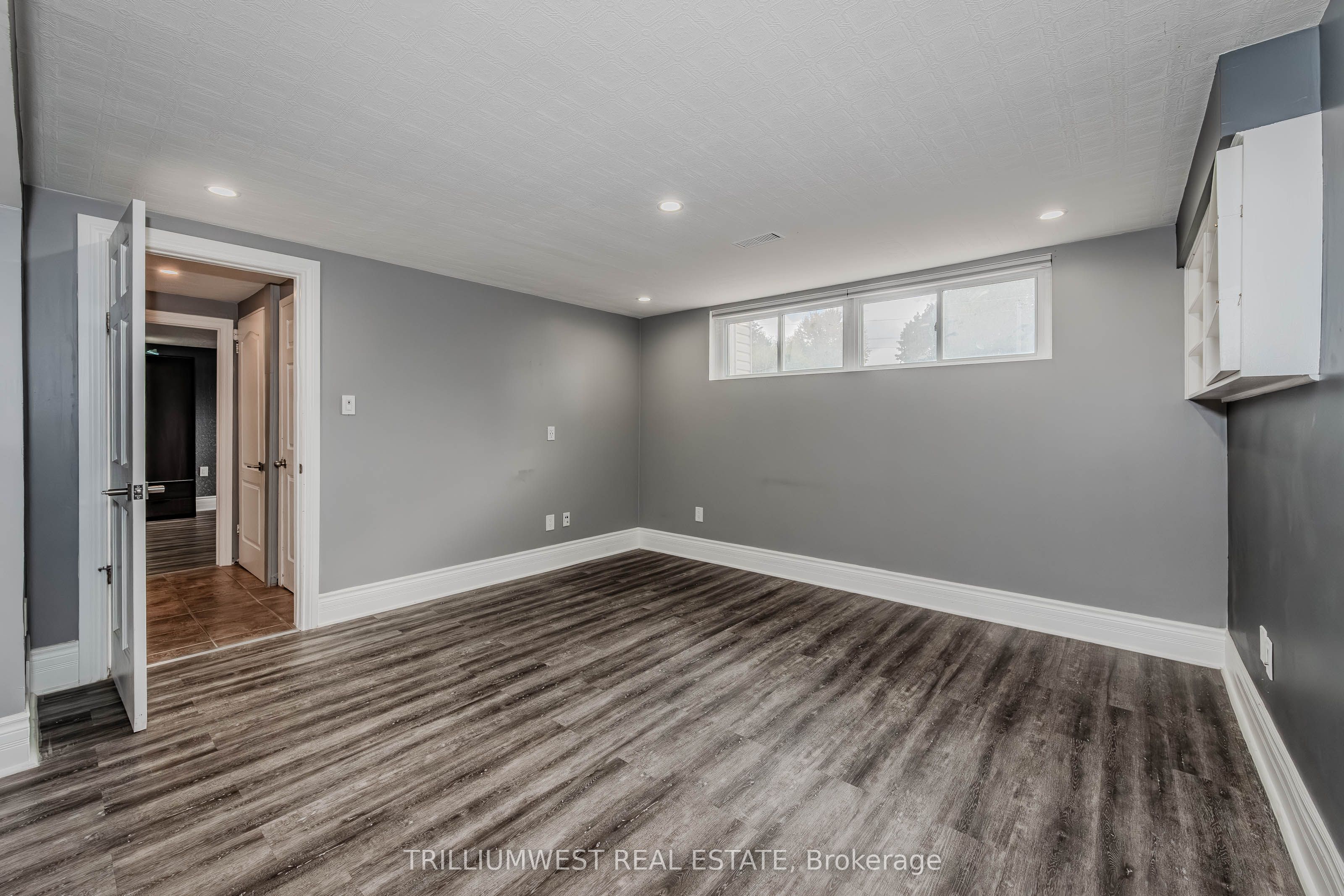 560 Woodlawn Road E