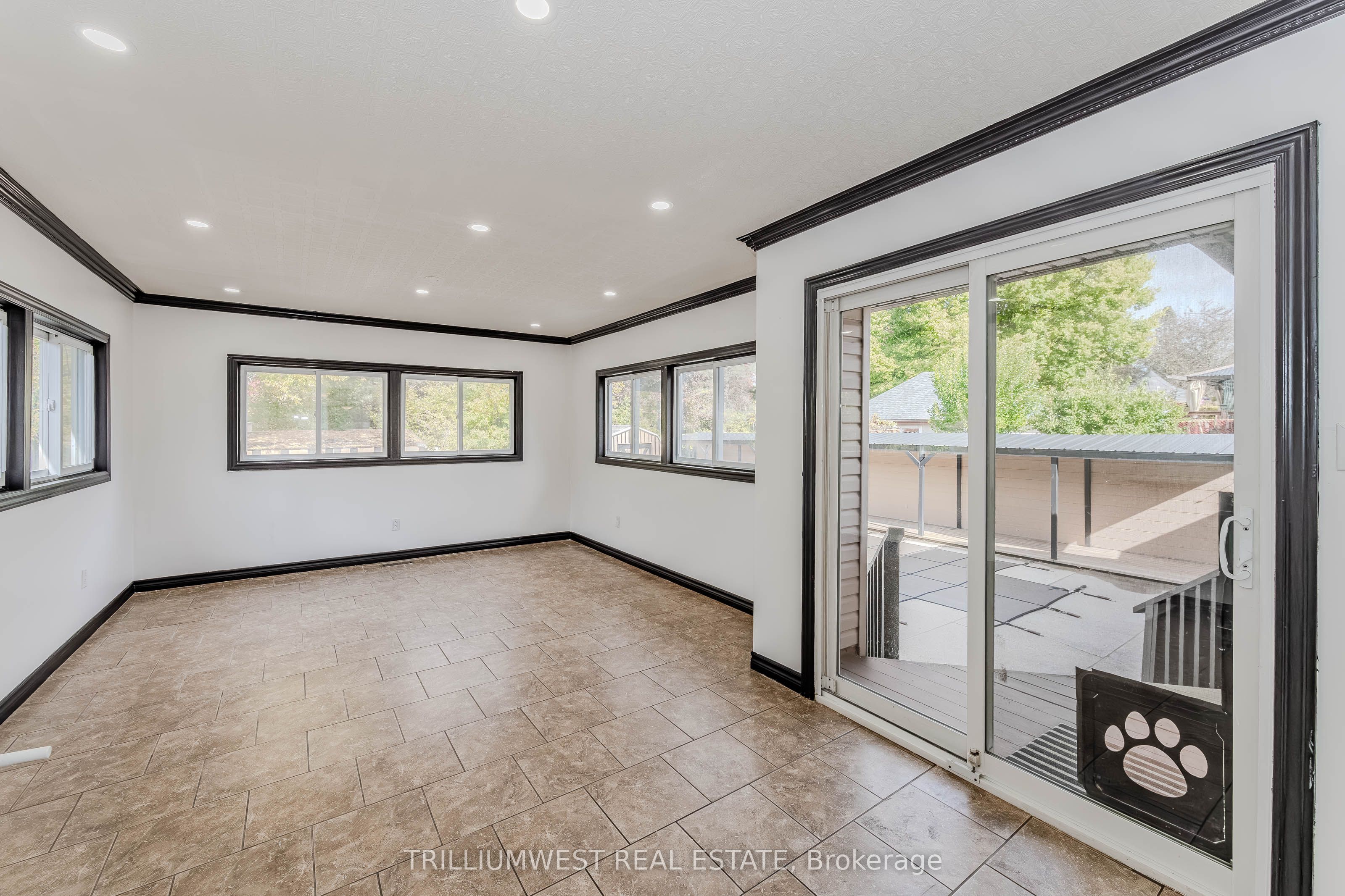 560 Woodlawn Road E