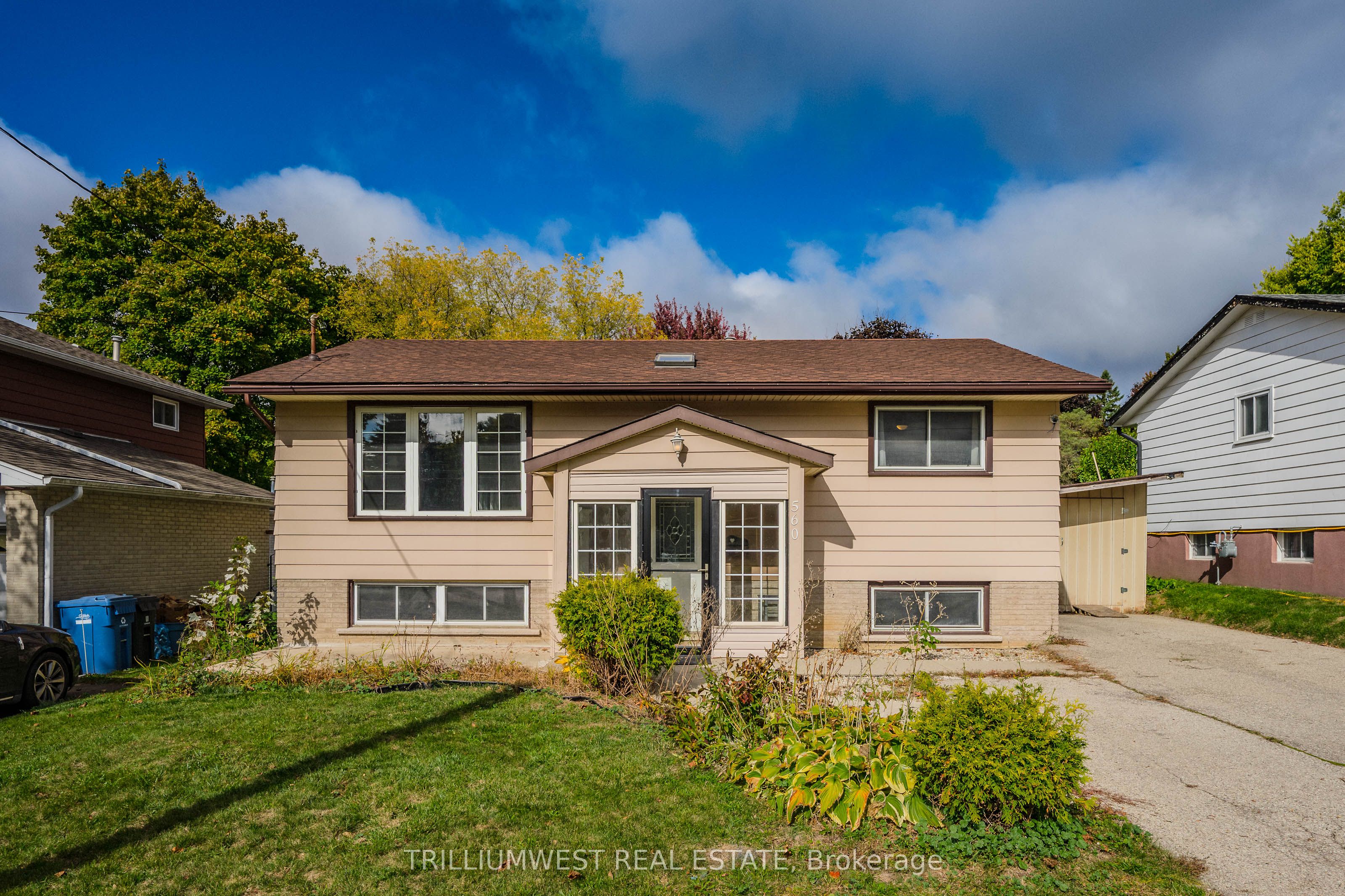 560 Woodlawn Road E