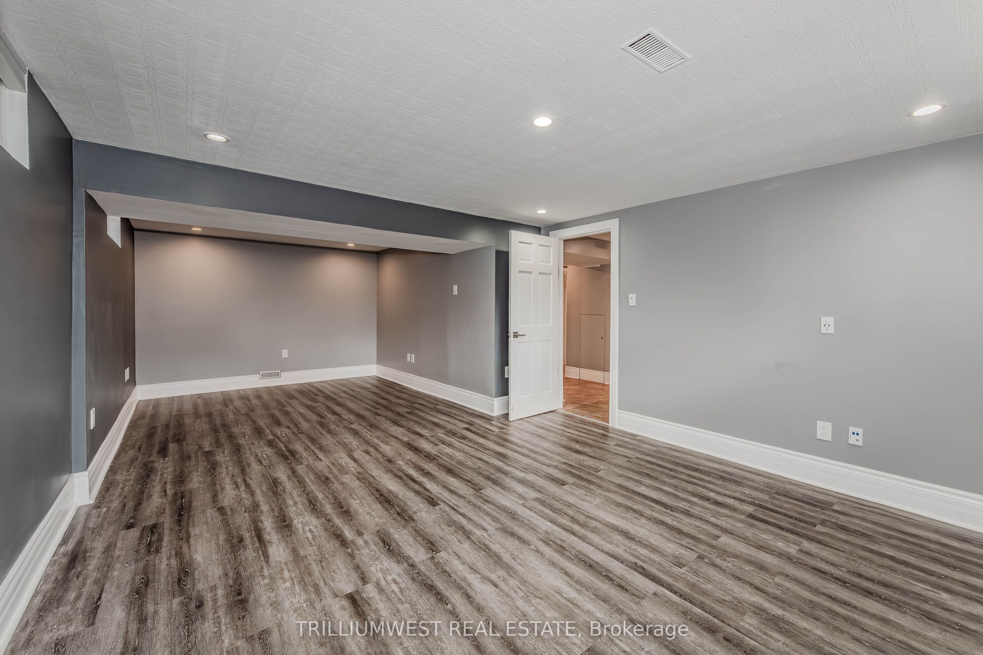 560 Woodlawn Road E