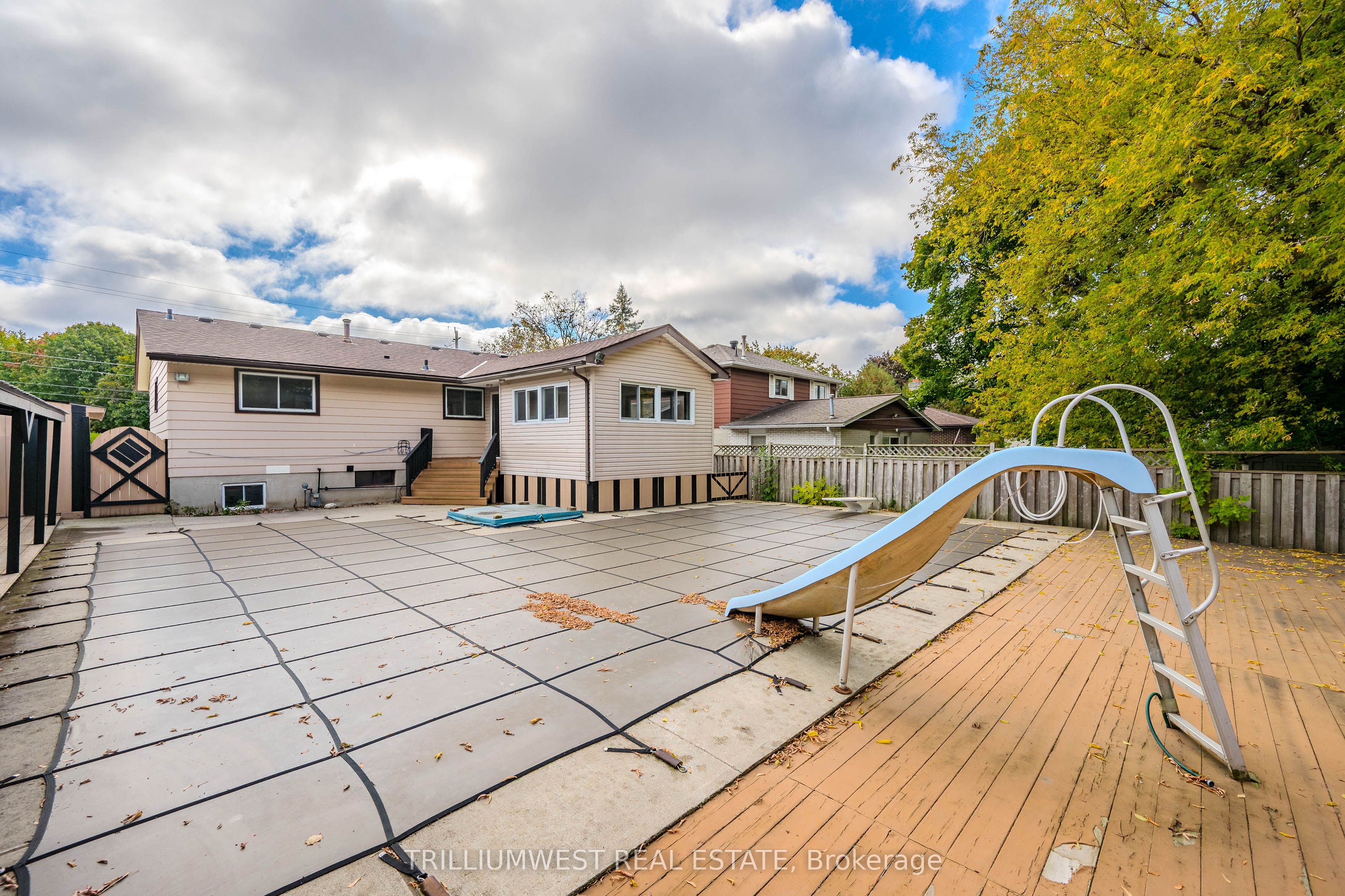 560 Woodlawn Road E