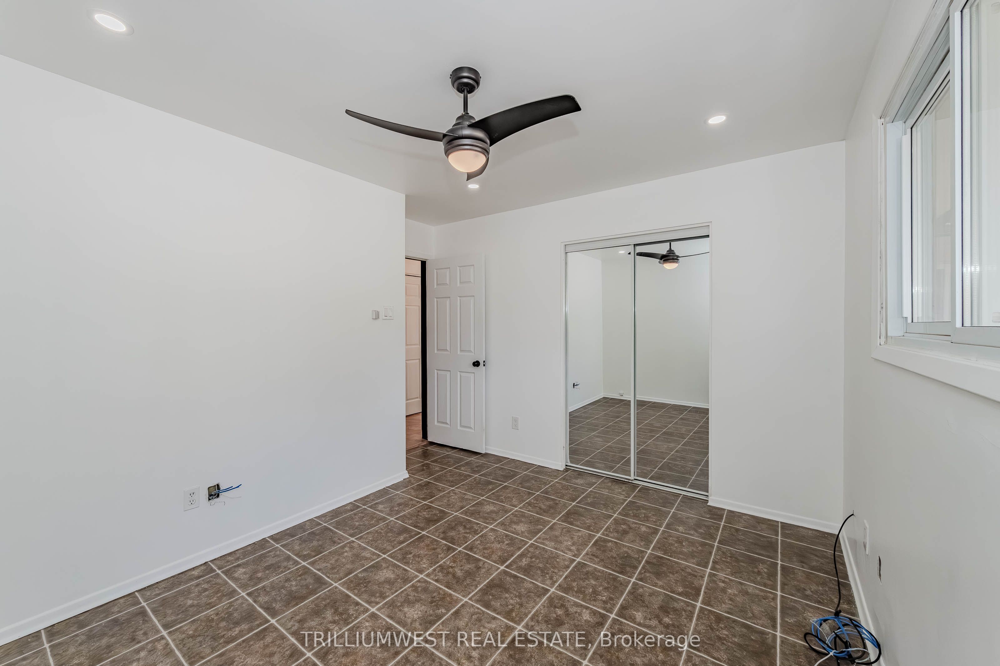 560 Woodlawn Road E