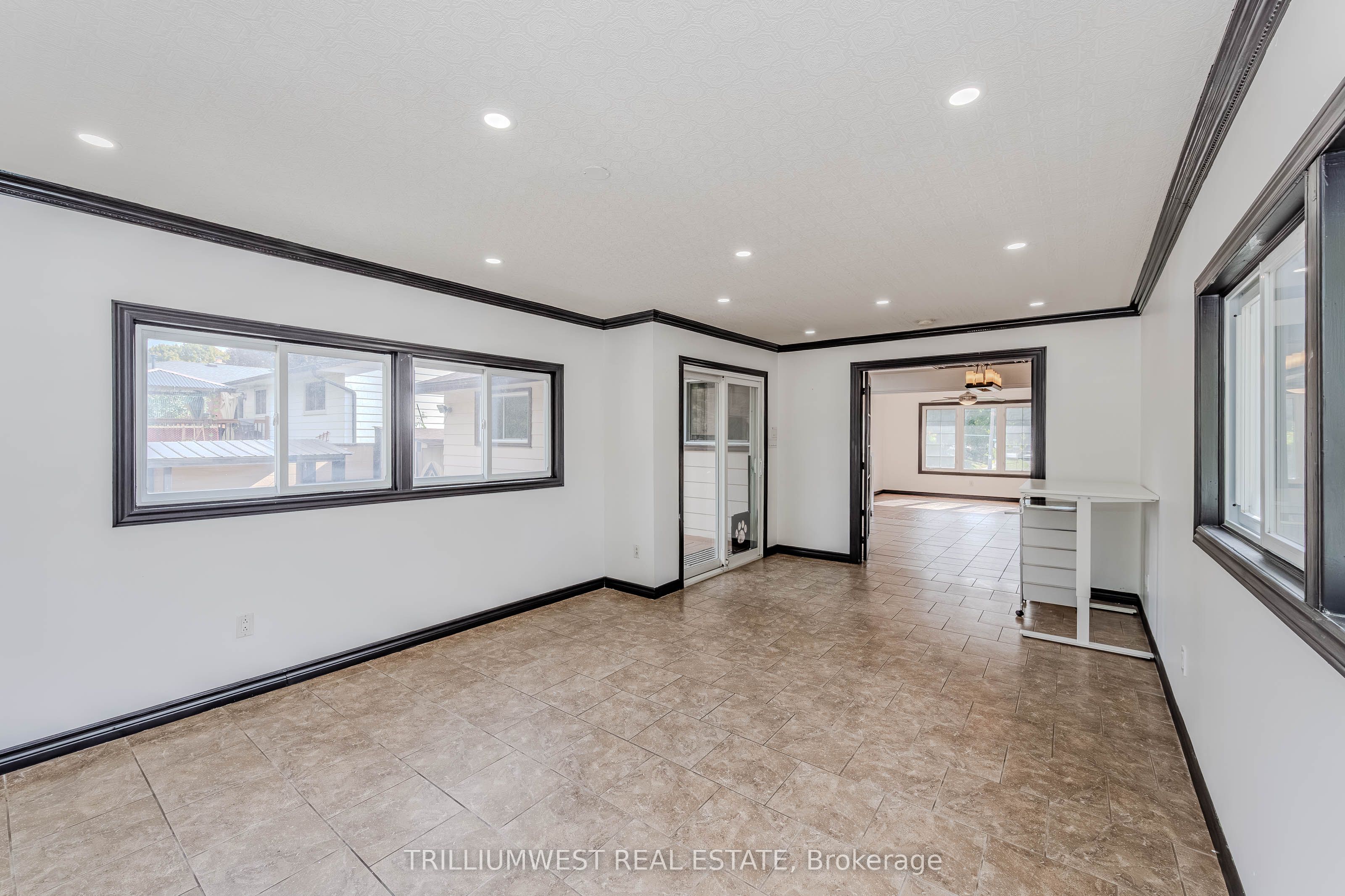 560 Woodlawn Road E