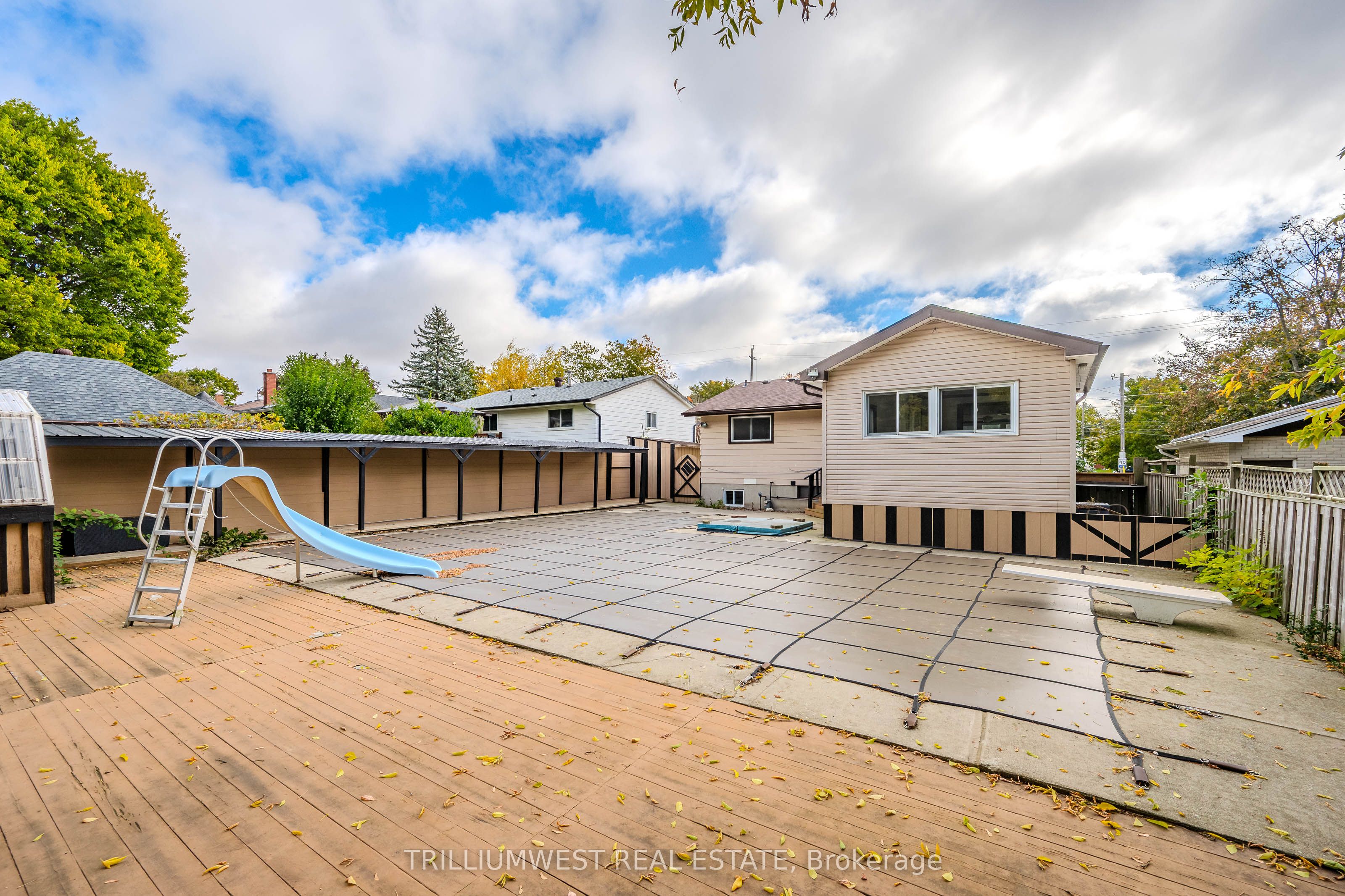 560 Woodlawn Road E