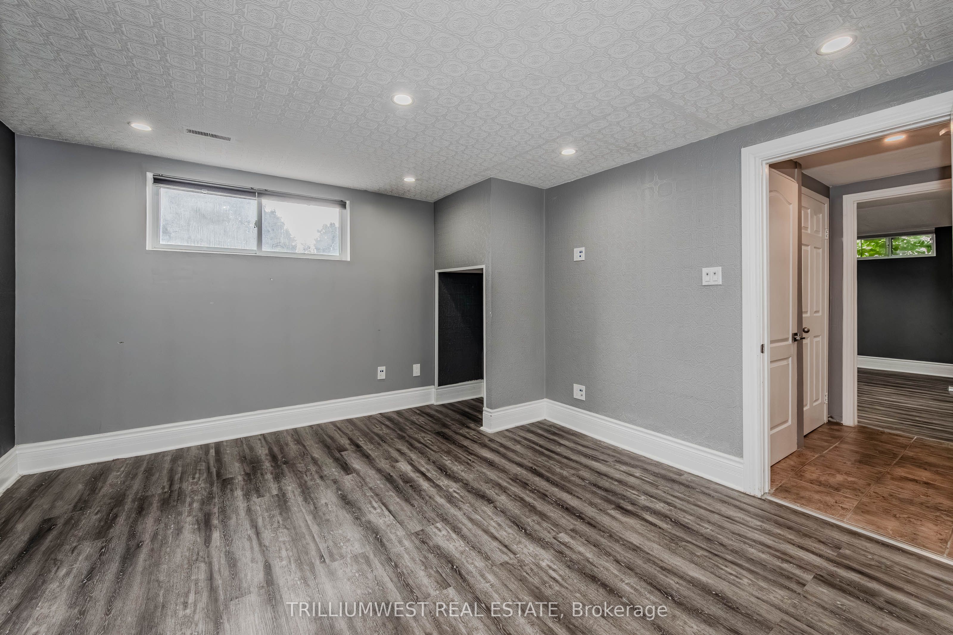 560 Woodlawn Road E