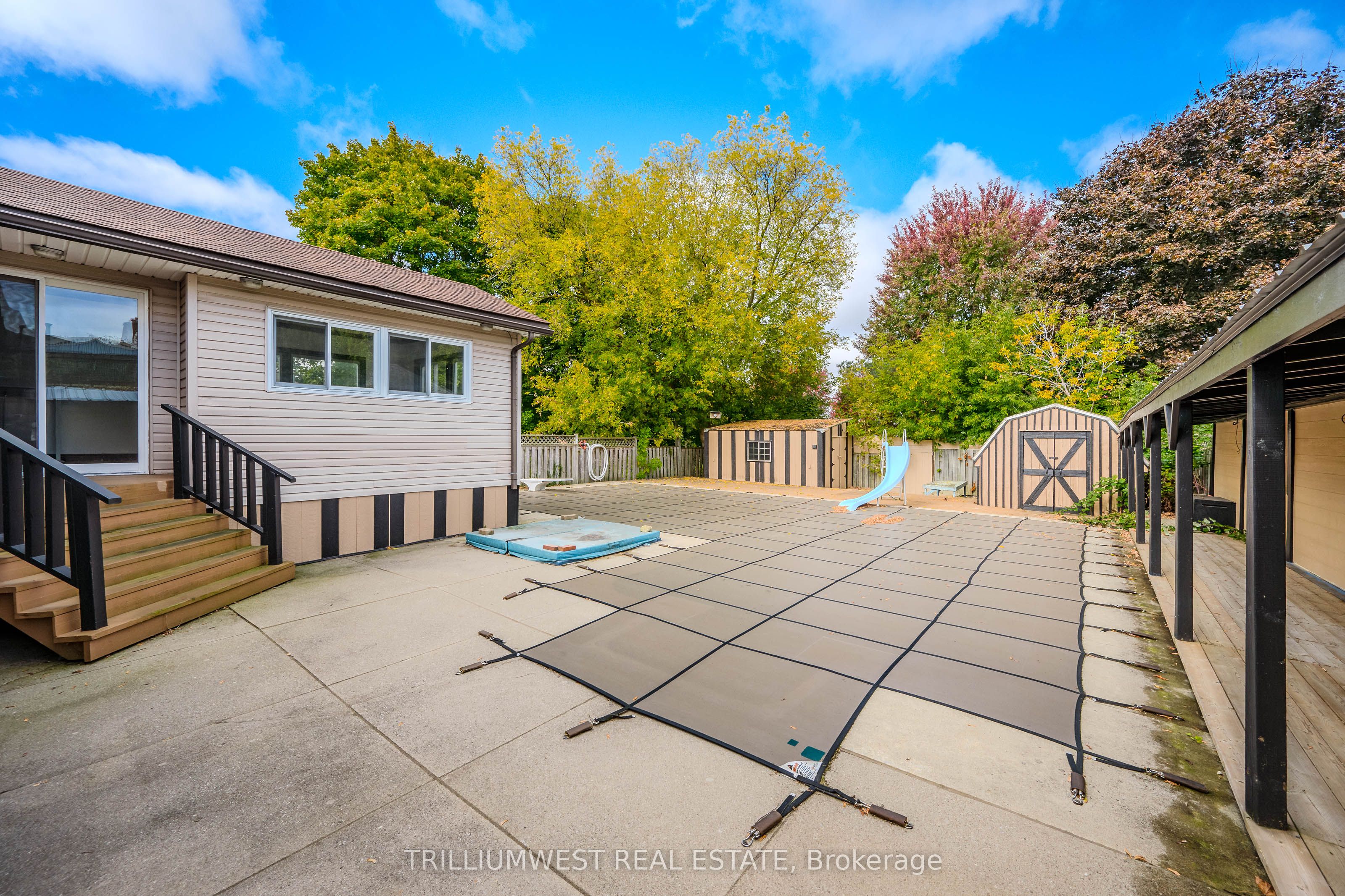 560 Woodlawn Road E