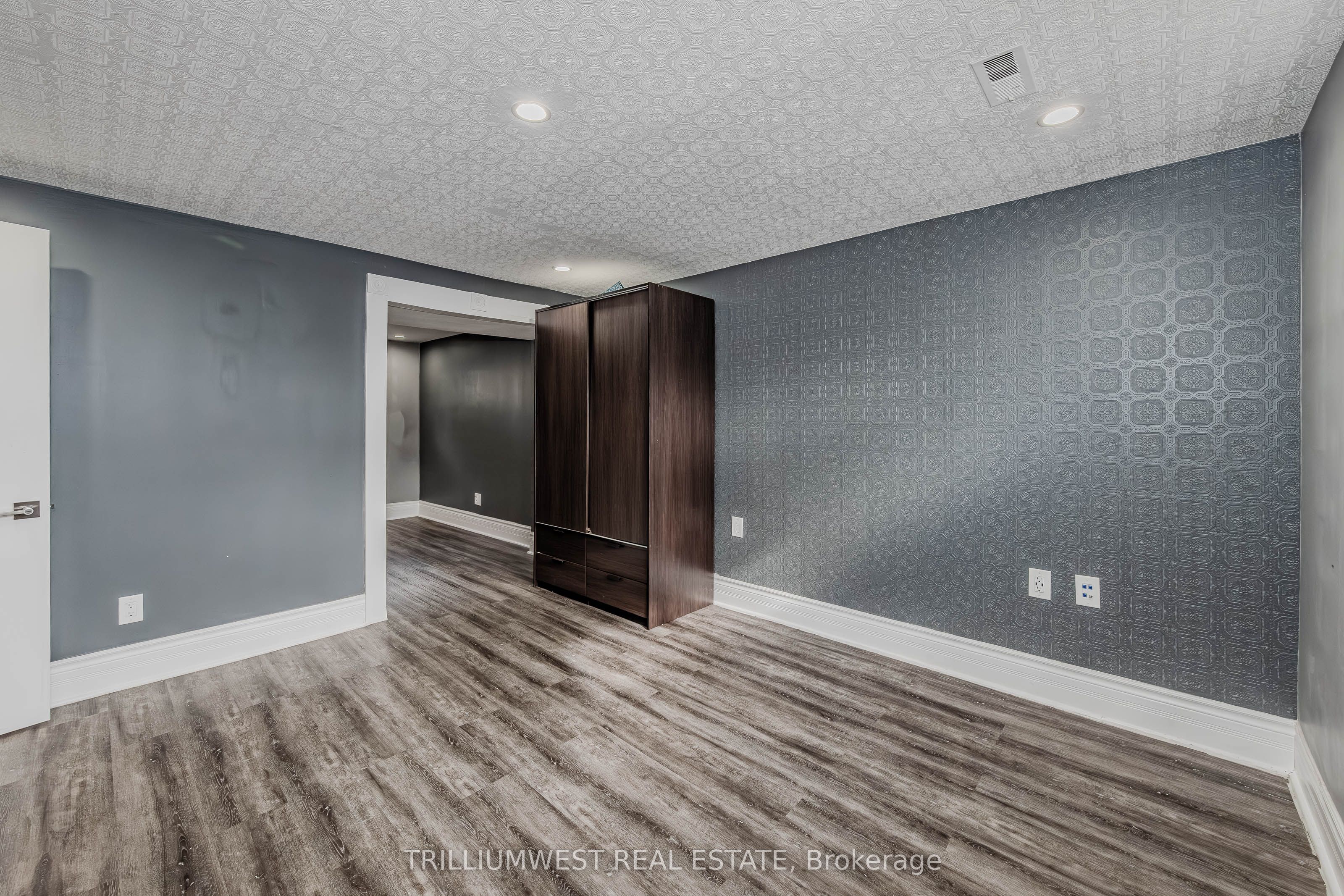 560 Woodlawn Road E