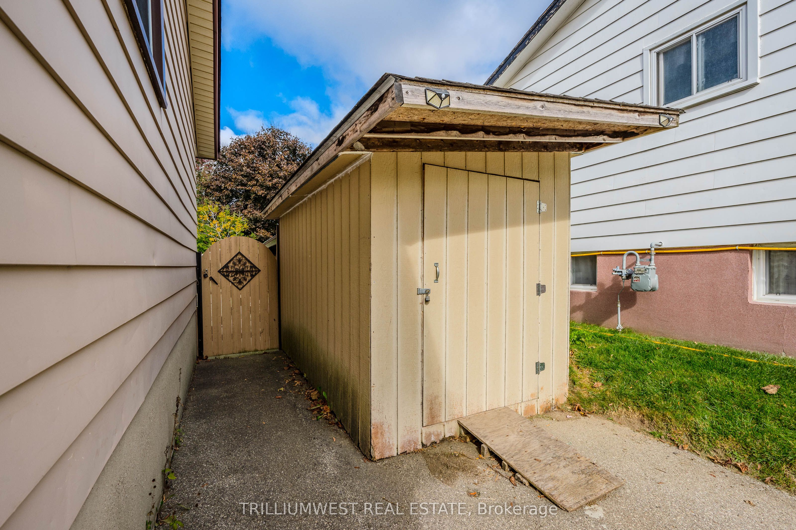 560 Woodlawn Road E