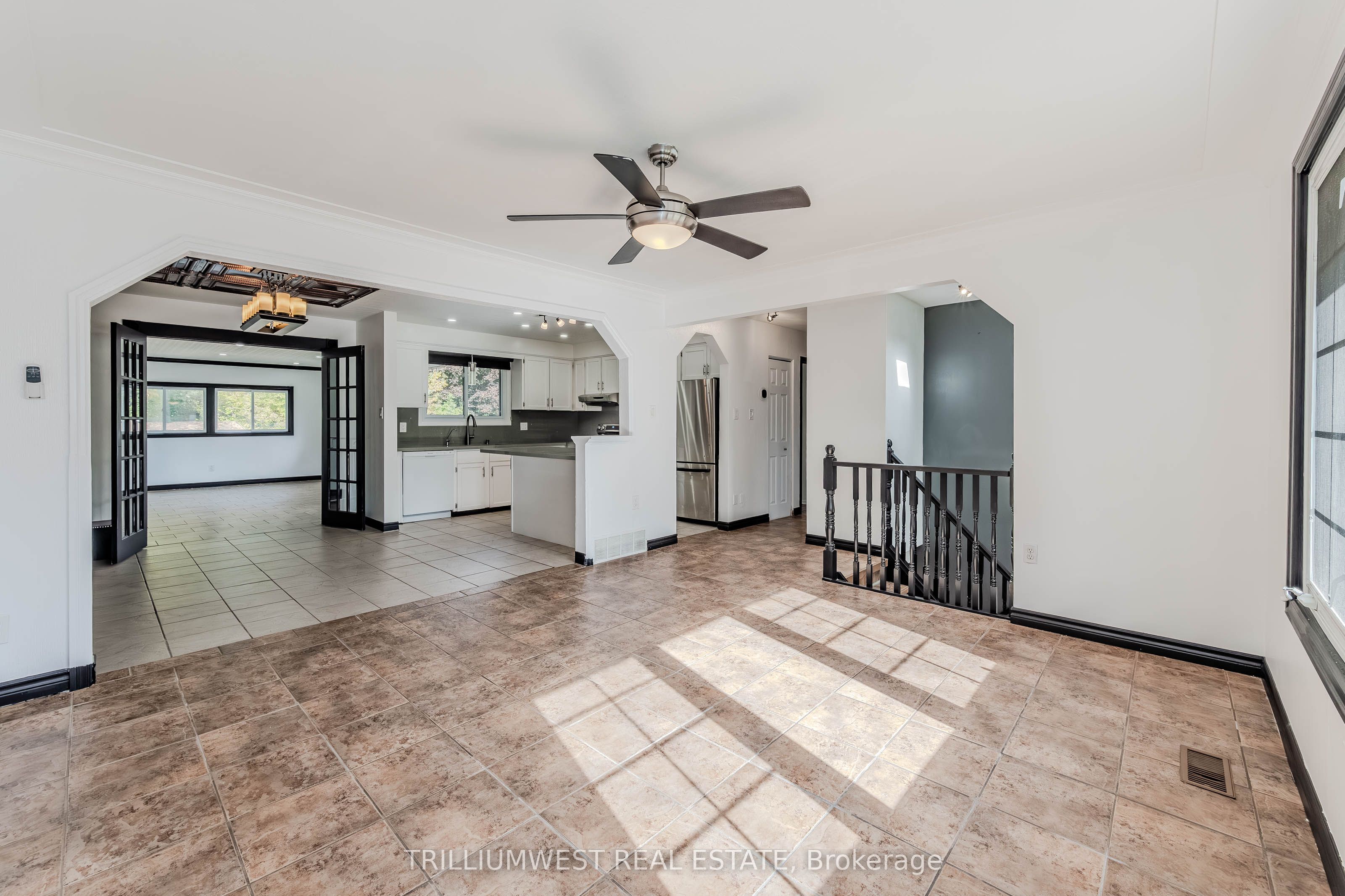 560 Woodlawn Road E