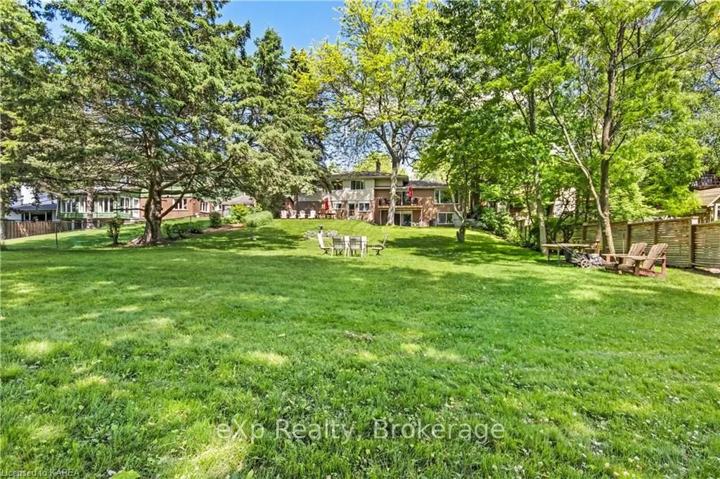 197 FAIRWAY HILL Crescent