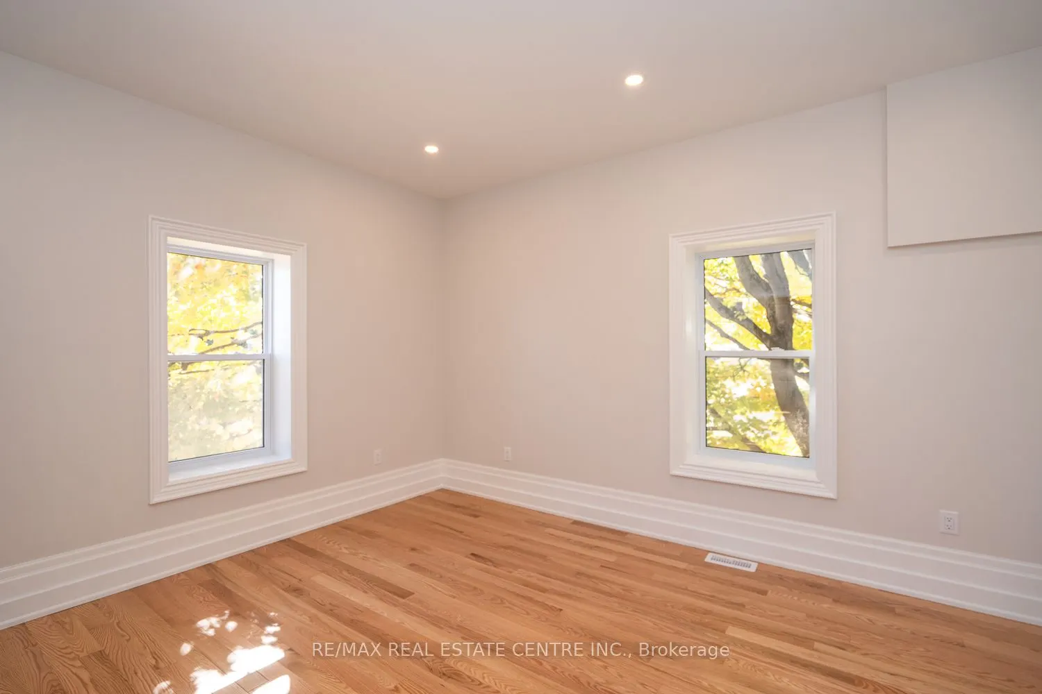 154 Main Street W