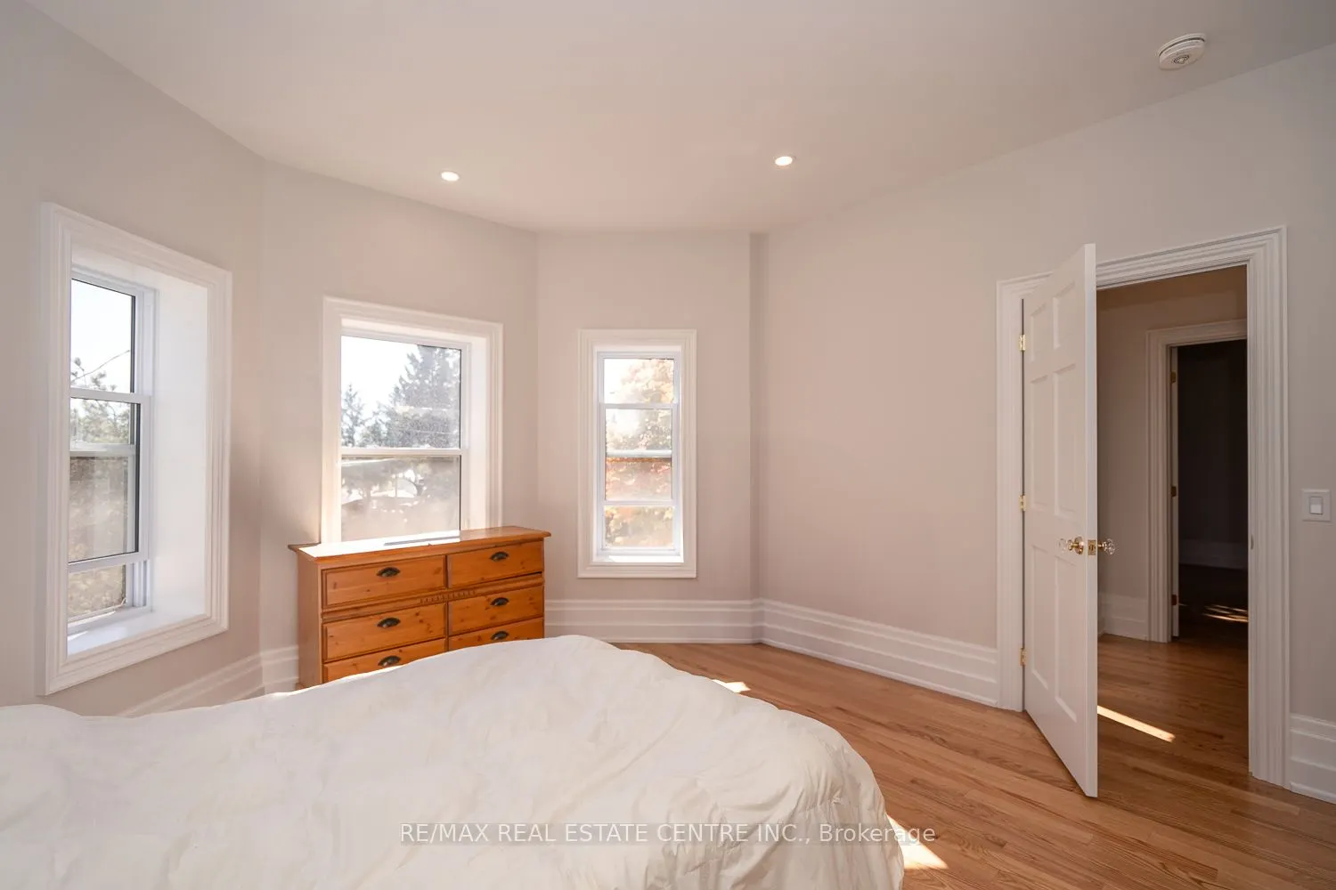 154 Main Street W