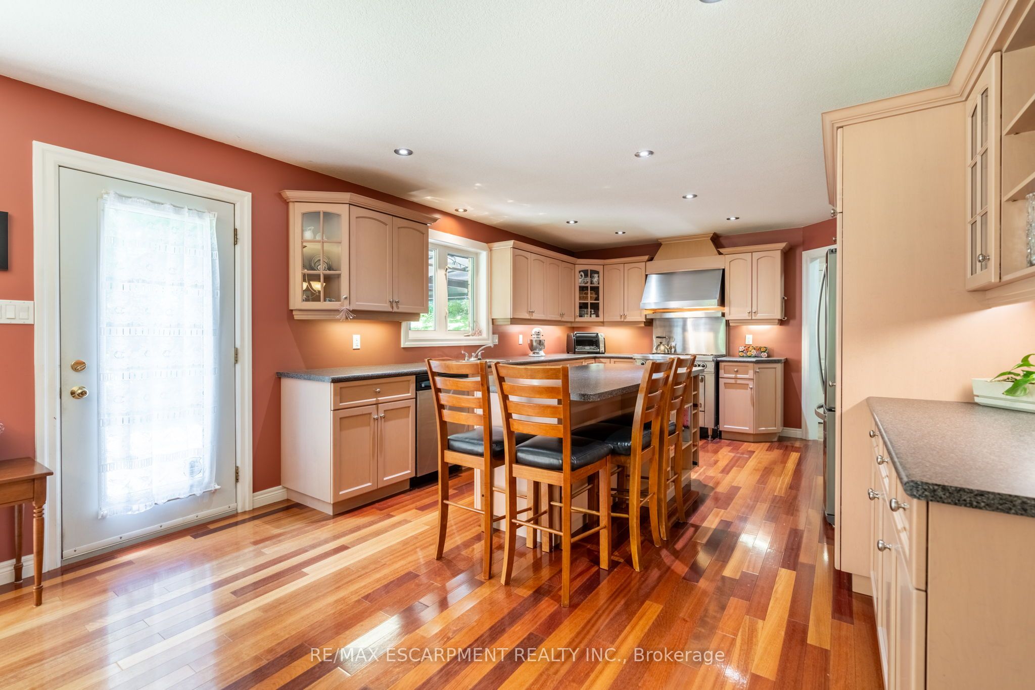 86 Ridge Road E