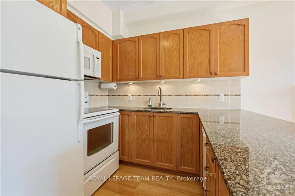 6 GROVE Avenue #305