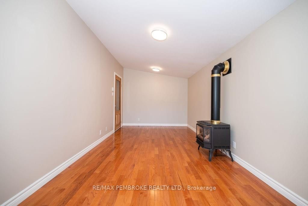 58 FRONTENAC Crescent