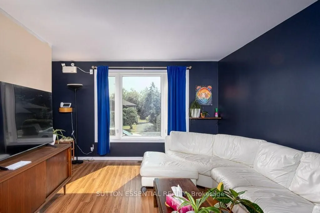 64 WOODSTONE Crescent