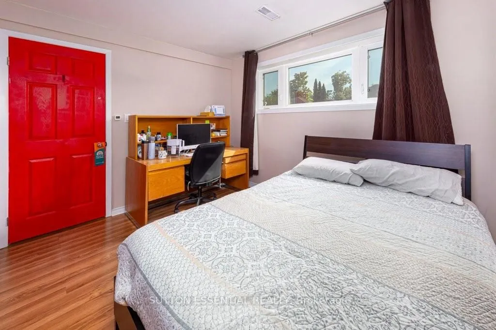 64 WOODSTONE Crescent