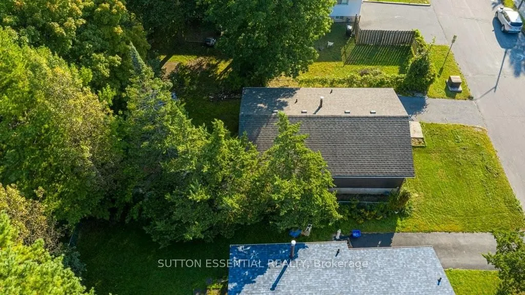 64 WOODSTONE Crescent