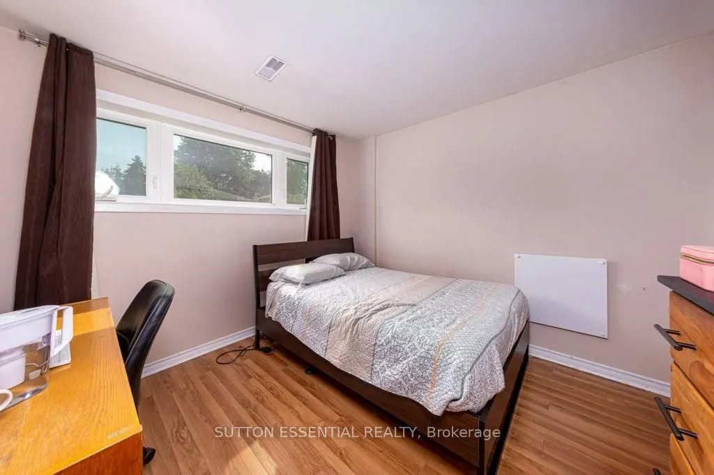 64 WOODSTONE Crescent