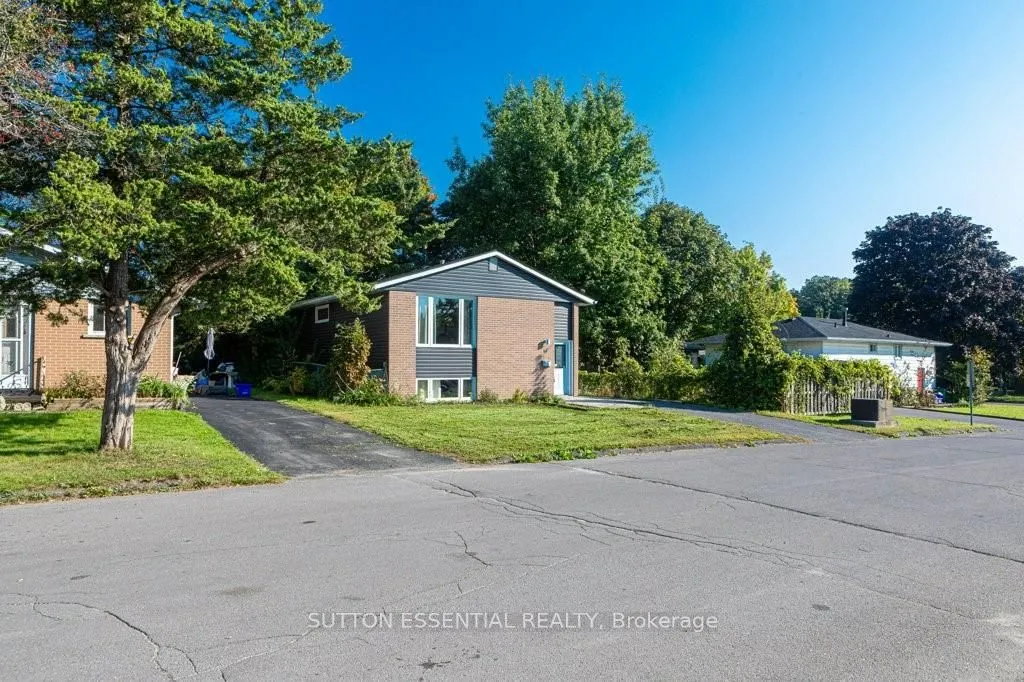 64 WOODSTONE Crescent