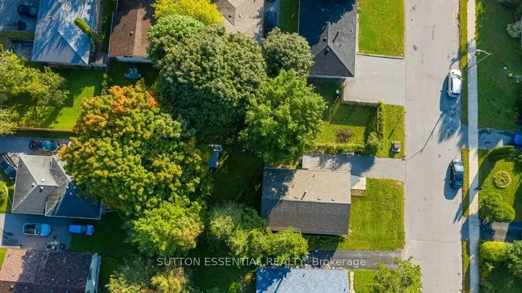 64 WOODSTONE Crescent