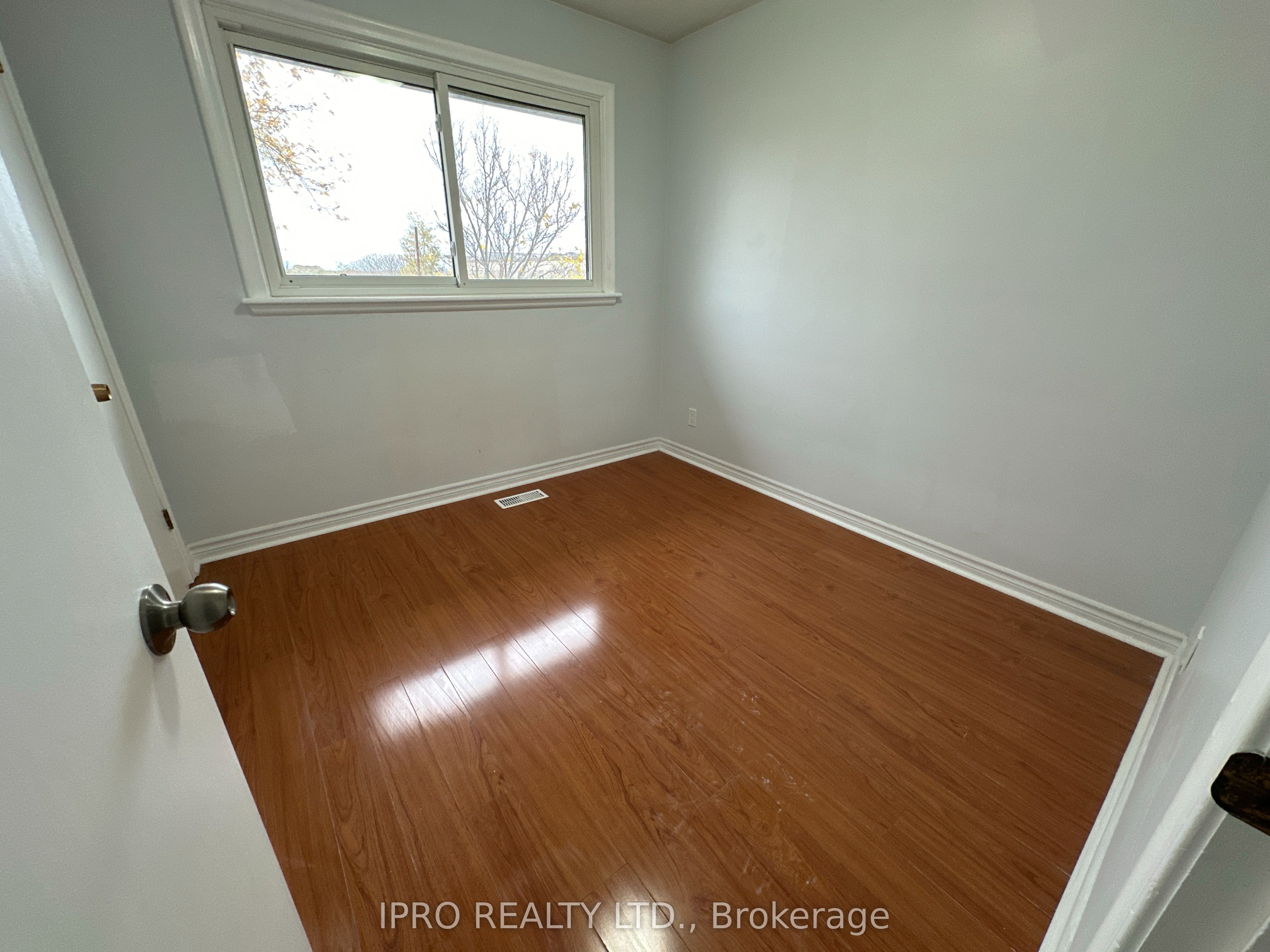 20 Highland Road W