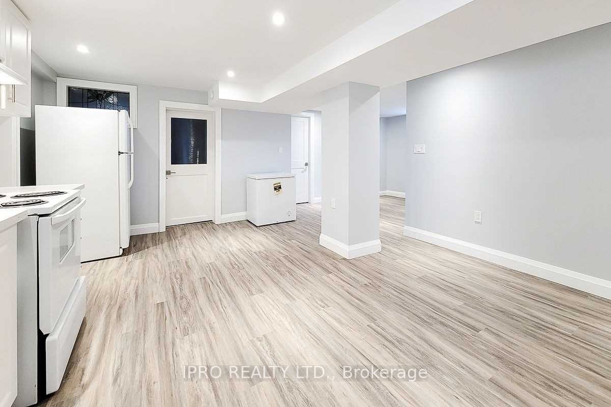 20 Highland Road W