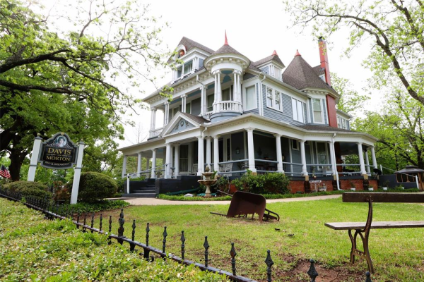 412 W Morton Street, Denison