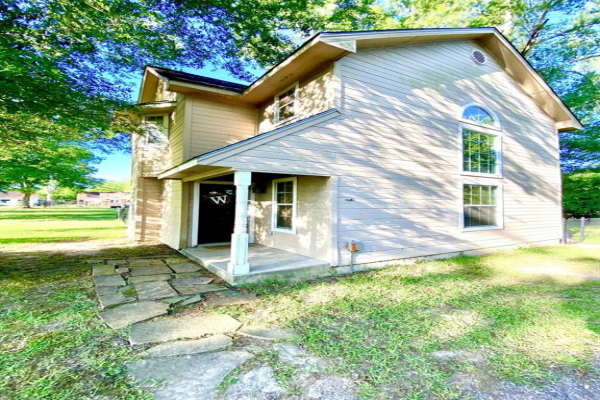 425 N Pecan Street, Van