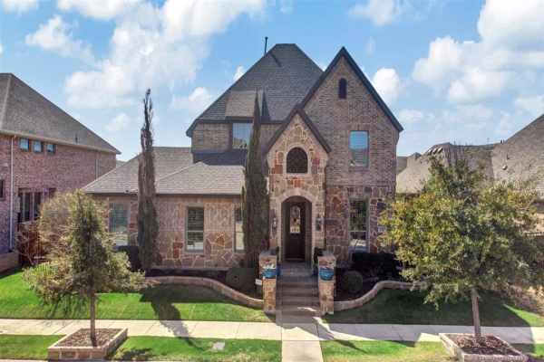 1112 Blue Lake Boulevard, Arlington