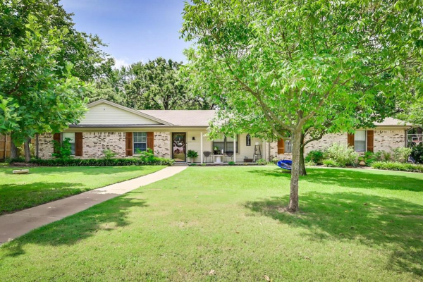 212 Shadowoak Drive, Burleson