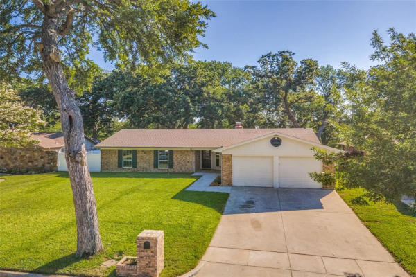 1129 Oak Glen Circle, Fort Worth