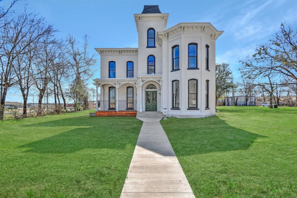 106 W Sears Street, Denison