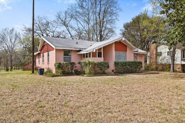1316 E 9th Street, Bonham