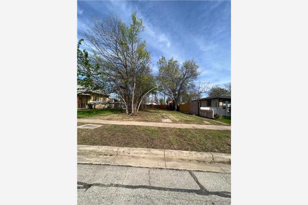 1017 E Leuda Street, Fort Worth