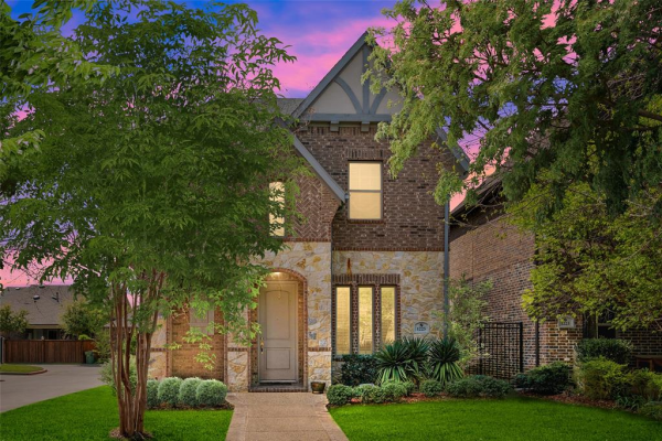 1225 Harris Hawk Way, Arlington
