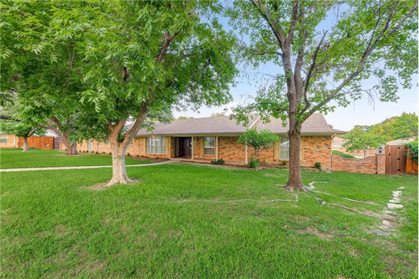2025 Oxford Circle, Grand Prairie