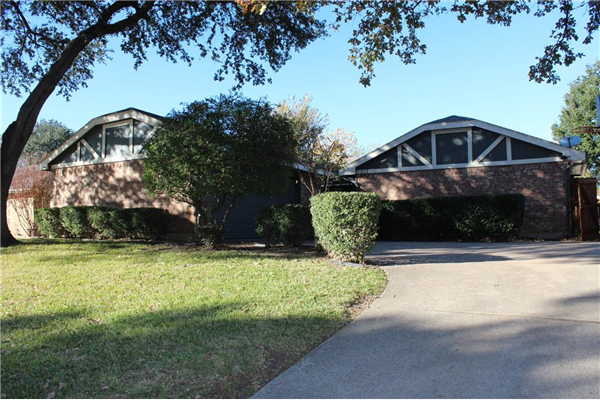 213 Lark Lane, Euless