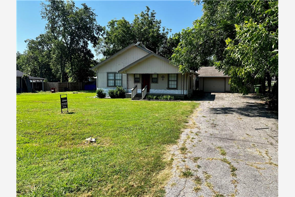 204 E Haning Street, Howe