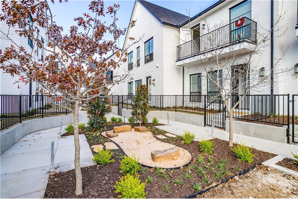 688 W Main Street, Arlington