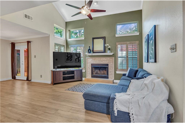 9438 Blue Jay Way, Irving