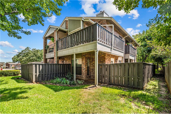 400 Pebble Way, Arlington